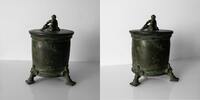   Römische Bronzepyxis mit nackter Deckelfigur  2500,00 EUR  Excl. 39,00 EUR Verzending