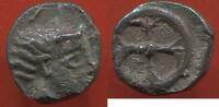 Antike Münzen OBOLE MARSEILLE PÉRIODE PRÉCLASSIQUE 460-450 AV J-C MASSALIA EN ARGENT A/ TÊTE DU LACYDON A DROITE CORNUE R/ ROUE A QUATRE RAYONS EN -