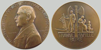 Pétain, Gouvernement de Vichy Maréchal Pétain, médaille 68 mm, sur la tranche poinçon corne métal D OA 354, Travail Famille Patrie, Gravé par P.TURIN, petites -