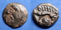 Haute et Moyenne Seine potin Haute et Moyenne Seine (Rèmes ?) potin à la tête coupée ou tête humaine de face, sous un sanglier enseigne, 16-17 mm, 2,56 g DT. -