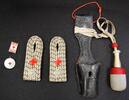 3. Reich Konvolut Rotes Kreuz, Schulterklappen, 2 Anstecker, Koppelschuh mit Portepee -