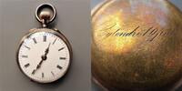 Schweiz, DAMEN TASCHENUHR, niedliche DAMEN-TASCHENUHR, Gold (8 K), röm. Ziffern, kleiner Defekt, ca. 1900, -