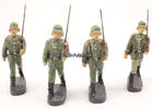 Deutsches Reich Spielzeug / 4 Soldaten marschierend / ohne Hersteller -