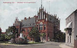 Rastenburg, Opr. Ansichtskarte / Postkarte / Rastenburg, Opr. / Kreishaus mit Kriegerdenkmal. -