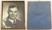 Drittes Reich O.J. Foto gerahmt hinter Glas / Soldat in Uniform mit Schützenschnur 1-2