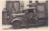 Drittes Reich Ansichtskarte / Postkarte / Fotokarte / 2 Soldaten vor Lastwagen -