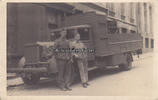 Drittes Reich Ansichtskarte / Postkarte / Fotokarte / 2 Soldaten vor Lastwagen -