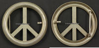 Bundesrepublik Deutschland um 1960 Gürtelschnalle mit Friedenszeichen / CND - Symbol 2