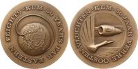 Niederlande Große Bronzemedaille KLM 50 Jahre Fernostflüge, Globus mit Flugroute / Kranich, Flügel mit Turbine -