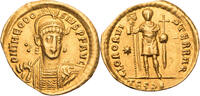 Römische Kaiserzeit Solidus Theodosius II., Büste / GLOR ORVIS TERRAR, Kaiser mit Labarum und Kreuzglobus -