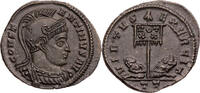 Römische Kaiserzeit Follis Constantinus I., Ticinum, Büste mit Helm / VIRTVS EXERCIT, Gefangene an Vexillum -