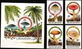 Grenada Grenadinen Grenada Grenadinen 771-774 und Block 111 postfrisch Pilze MiNr. 771-774 und Block 111 postfrisch Pilze -