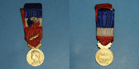 DECORATIONS Médaille d'Honneur du Travail (décret de 1948). Médaille de vermeil de soixentenaire. Avec rosette -