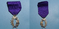 DECORATIONS Ordre des Palmes Académiques. 3e modèle (décret de 1955). Palmes de chevalier. Arg. et émaux violets -
