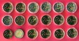 Deutschland und weitere Länder 18 * 2 Euro diverse Jahre Colorierte 2-Euro-Münzen mit diversen Motiven (m. Vergoldung) unc in capsules