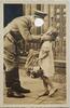 AK Ansichtskarte, Postkarte 8.10.1938 Deutschland, Drittes Reich, 2. Weltkrieg Augsburg, Adolf Hitler, Die kleine Gratulantin, Mädchen mit Blumen...
