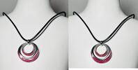 Collier Kette Schwarzer Plastik Halskette mit Metallakzenten und Pinker Farbe Anhänger -