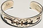 Silberschmuck 925er Silber   Sterling Silberarmband mit Musterprägung getragen und befindet sich in einem guten Zustand