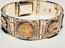 Silberschmuck 925er Silber   Vintage Taxco Sterling Panel Armband mit goldenen Figuren getragen und befindet sich in einem guten Zustand